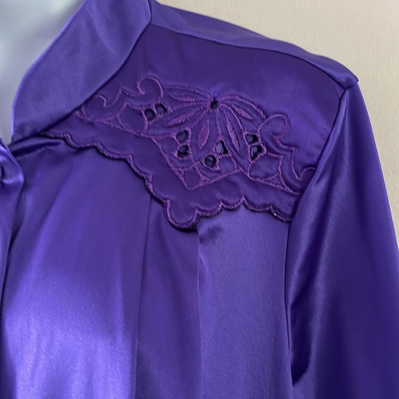 VTG Vanity Fair Purple Robe Button Front Floral Embroidery Sz L - Picture 4 of 11